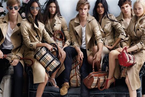 l'incredibile via del successo di burberry|Burberry .